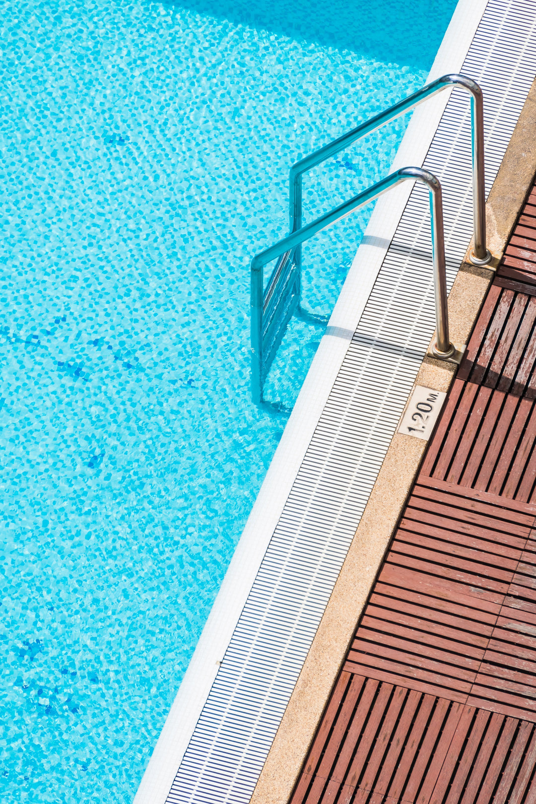 Piscina em betão recuperada com sistema técnico de impermeabilização e acabamento duradouro