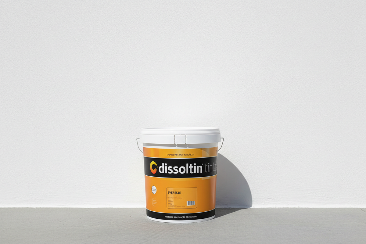 Balde Dissoltin EVERESTE em contexto com fachada exterior pintada