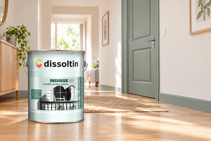 Dissolux em corredor com porta de madeira