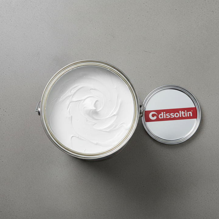 Vista de cima de lata Dissoltin Dissolfloor aberta com tinta branca para pavimentos visível no interior, tinta de tráfego branca 20L
