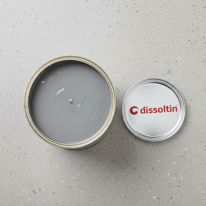 Vista de cima da lata Dissoltin Dissolfloor Tráfego aberta com tinta para pavimentos visível no interior