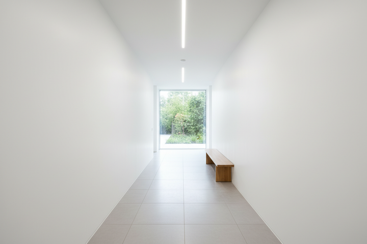 Corredor moderno com paredes brancas e limpas pintadas com CIN Vinylclean