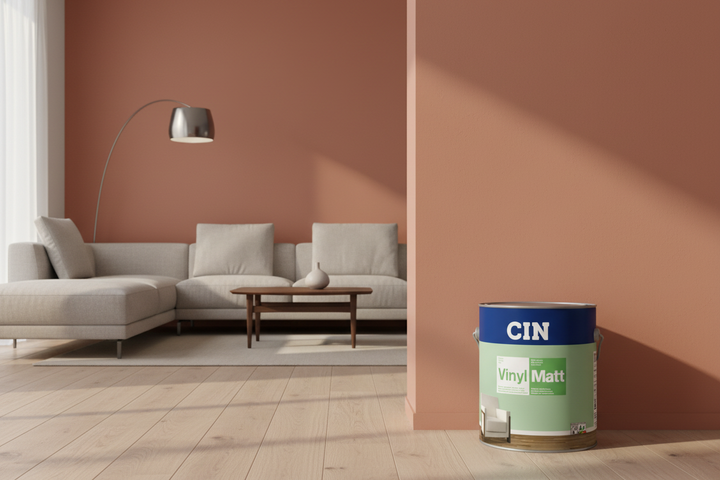 Sala moderna com parede de cor terracota mate e lata CIN Vinylmatt em destaque